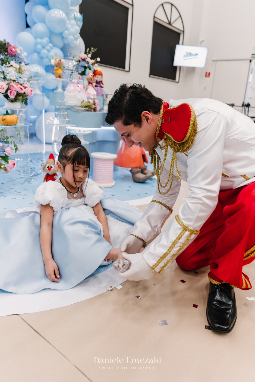 Festa encantada da Flávia Yumi, 5 anos, com tema Cinderela no Buffet Santa Arruaça em Mogi das Cruzes. Decoração linda da Doce de Laço e participação especial da Cinderela e do Príncipe. Fotografia infantil leve e afetiva por Dani Umezaki.