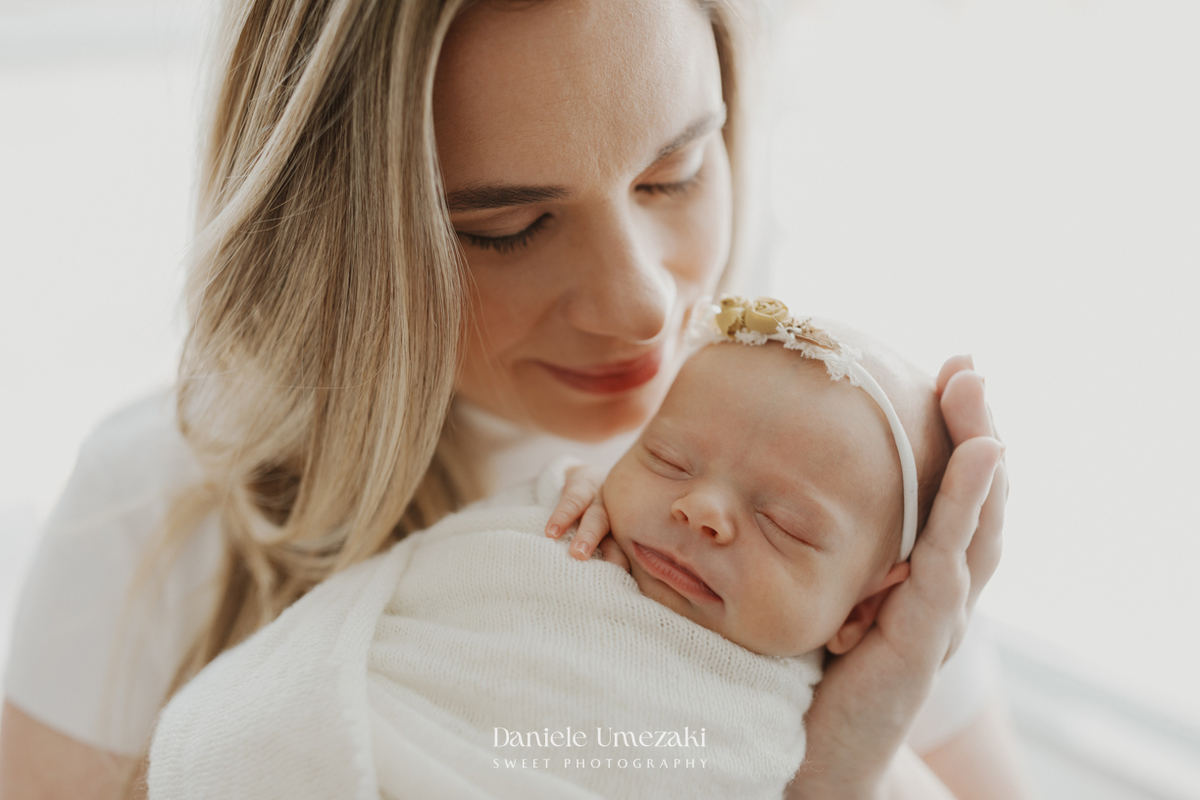 Ensaio newborn em casa em Mogi das Cruzes, com fotos leves, naturais e atemporais da Pietra com 15 dias. Registro cheio de afeto para guardar a chegada do bebê. Fotografia newborn feita com cuidado e carinho por Dani Umezaki Fotografia.