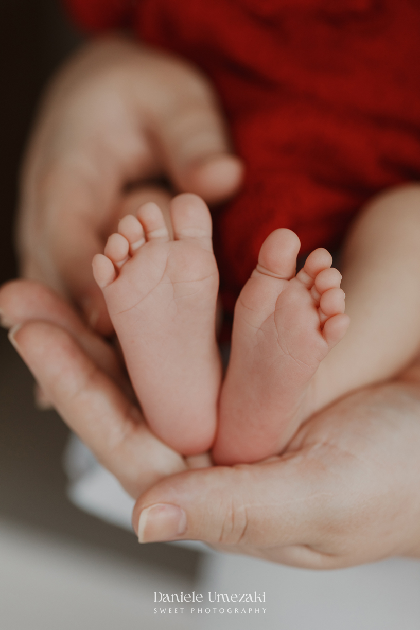 Ensaio newborn em casa em Mogi das Cruzes, com fotos leves, naturais e atemporais da Pietra com 15 dias. Registro cheio de afeto para guardar a chegada do bebê. Fotografia newborn feita com cuidado e carinho por Dani Umezaki Fotografia.