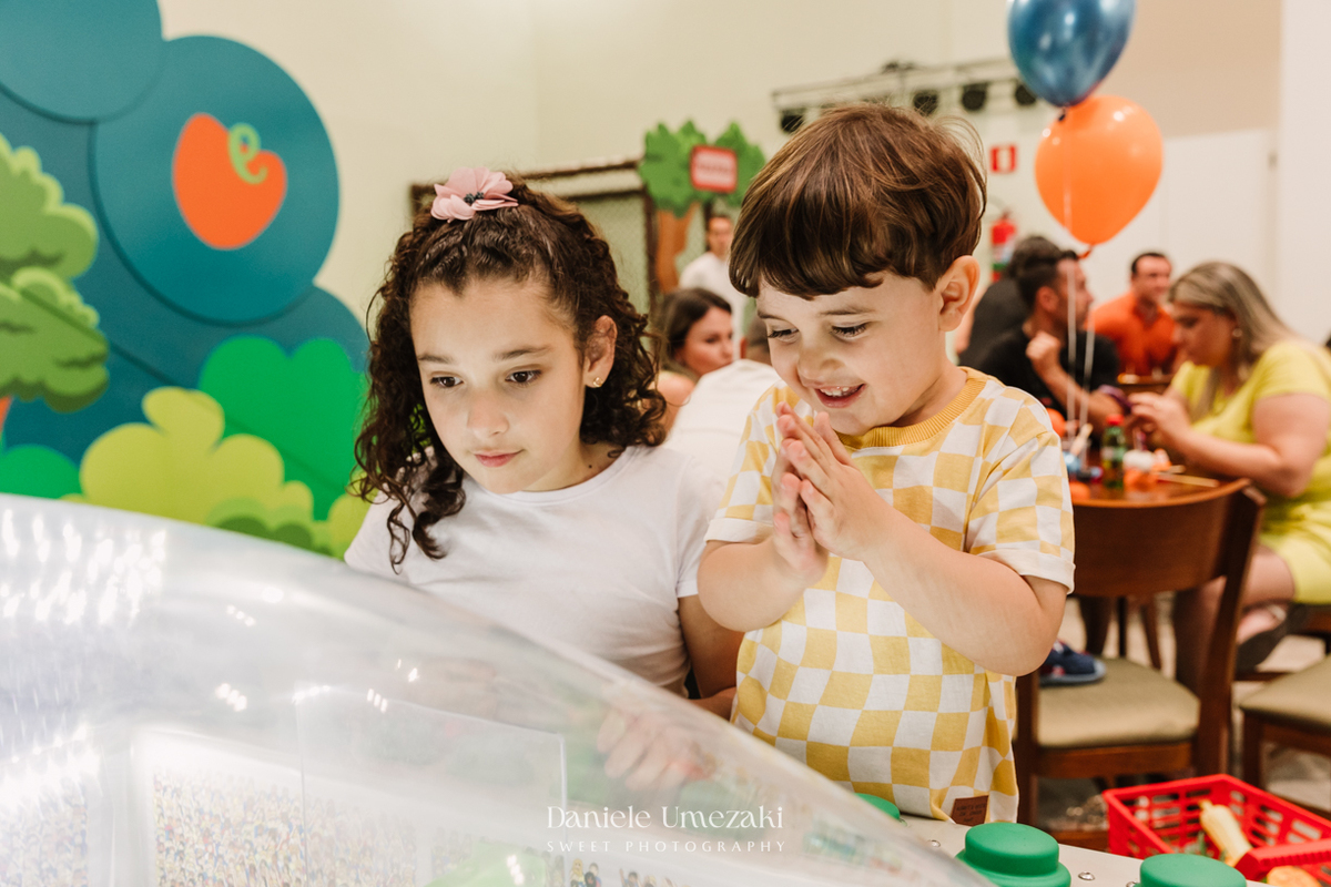 Aniversário de 3 anos do Felipe no Pé de Caqui em Mogi das Cruzes, com tema Hot Wheels e decoração da Doce de Laço. Fotografia afetiva e espontânea por Dani Umezaki, especialista em registrar momentos e memórias de famílias.