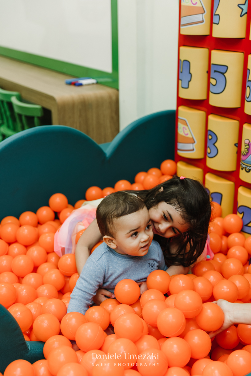 Aniversário de 5 anos da Luisa no Pé de Caqui em Mogi das Cruzes, com decoração encantadora e muitos momentos espontâneos. Fotografia infantil afetiva por Dani Umezaki, especializada em registrar histórias e memórias de famílias.