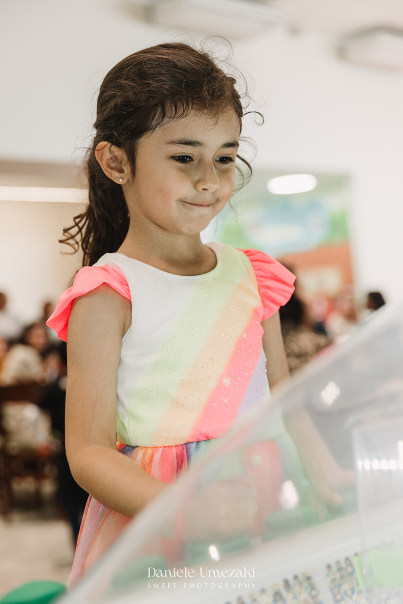 Aniversário de 5 anos da Luisa no Pé de Caqui em Mogi das Cruzes, com decoração encantadora e muitos momentos espontâneos. Fotografia infantil afetiva por Dani Umezaki, especializada em registrar histórias e memórias de famílias.