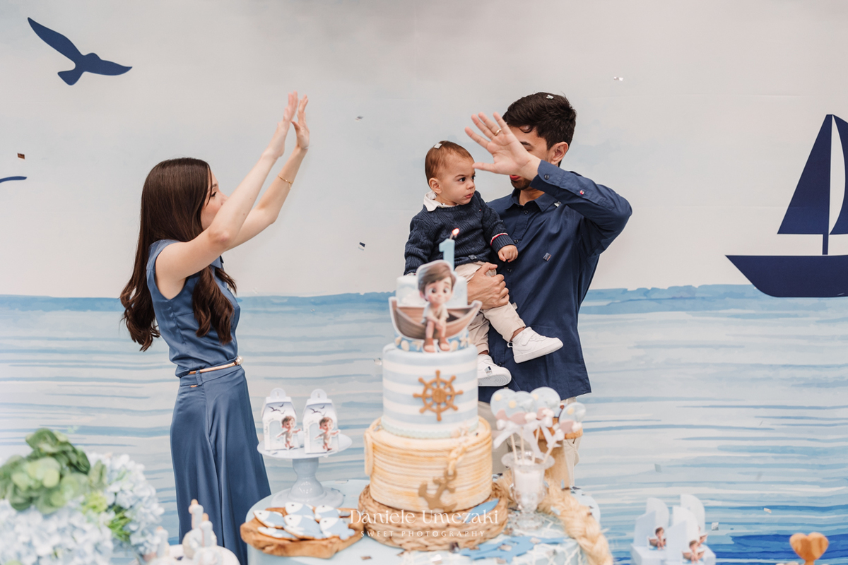 A festa de 1 ano do Pedro no Buffet Santa Arruaça, em Mogi das Cruzes, teve decoração linda da Doce de Laço no tema Tu es Pedro. Um aniversário delicado e cheio de emoção, registrado pela fotógrafa infantil Dani Umezaki.