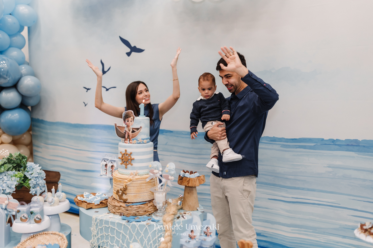 A festa de 1 ano do Pedro no Buffet Santa Arruaça, em Mogi das Cruzes, teve decoração linda da Doce de Laço no tema Tu es Pedro. Um aniversário delicado e cheio de emoção, registrado pela fotógrafa infantil Dani Umezaki.