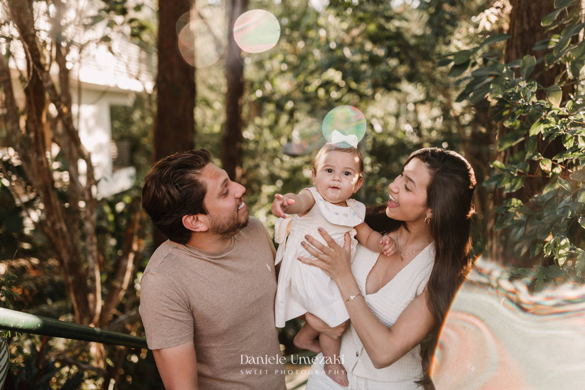 Ensaio de 1 ano da Giulia em Arujá, fotografado na casa da família com luz natural, leveza e afeto. Fotografias espontâneas realizadas por Dani Umezaki, especialista em ensaios infantis e momentos em família.