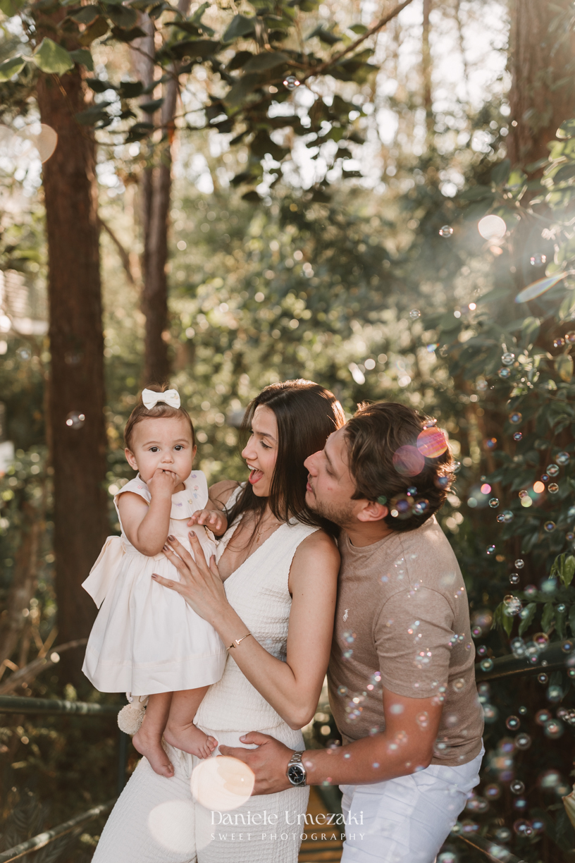 Ensaio de 1 ano da Giulia em Arujá, fotografado na casa da família com luz natural, leveza e afeto. Fotografias espontâneas realizadas por Dani Umezaki, especialista em ensaios infantis e momentos em família.