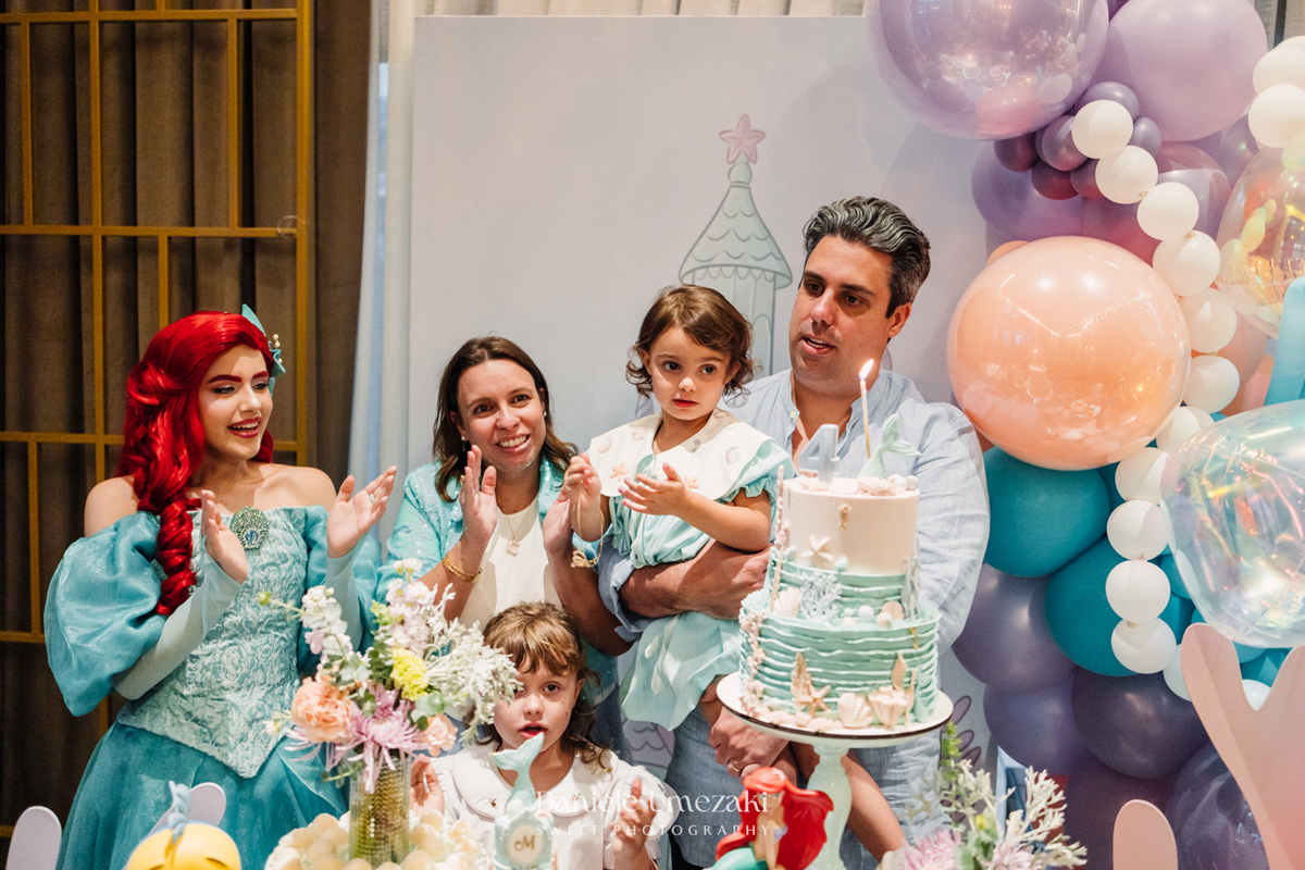 Aniversário de 4 anos da Manu, fotografado no salão do condomínio em Mogi das Cruzes. Uma festa leve, doce e cheia de amor, com decoração da DoraArt & Decor Festas. Fotografia infantil afetiva por Dani Umezaki