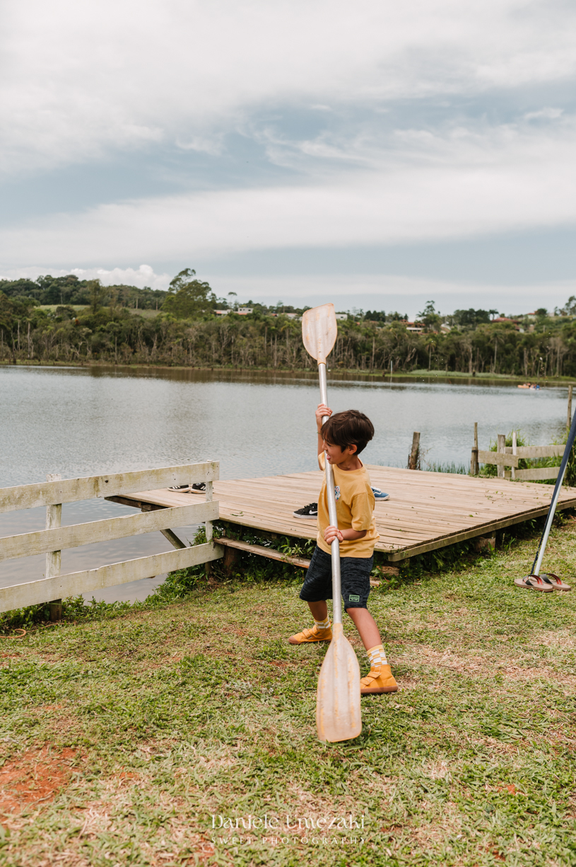 Aniversário de 8 anos do Théo com tema Robôs, em uma festa ao ar livre cheia de criatividade, brincadeiras e momentos especiais. Fotografia infantil afetiva em Mogi das Cruzes por Dani Umezaki.