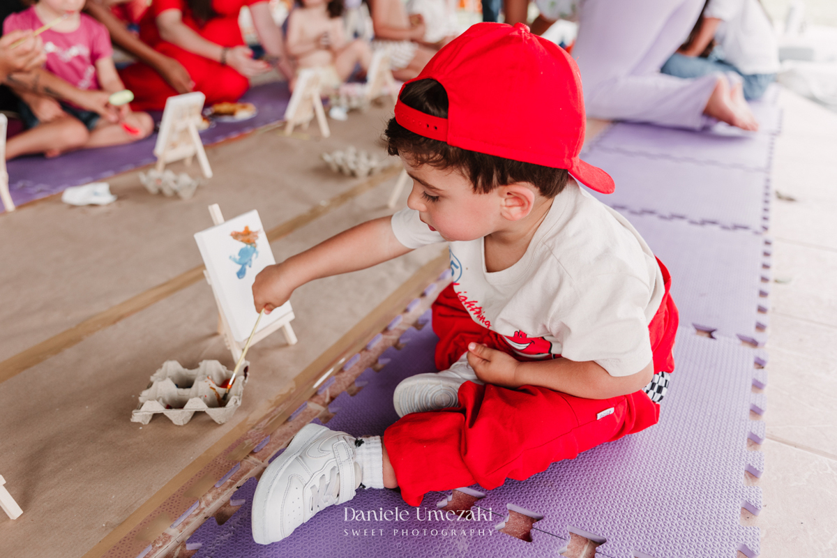 Aniversário de 2 anos do Enrico no condomínio Real Park em Mogi das Cruzes, festa ao ar livre cheia de alegria, brincadeiras e muito amor. Fotografia infantil natural e afetiva por Dani Umezaki, especializada em registrar momentos espontâneos.