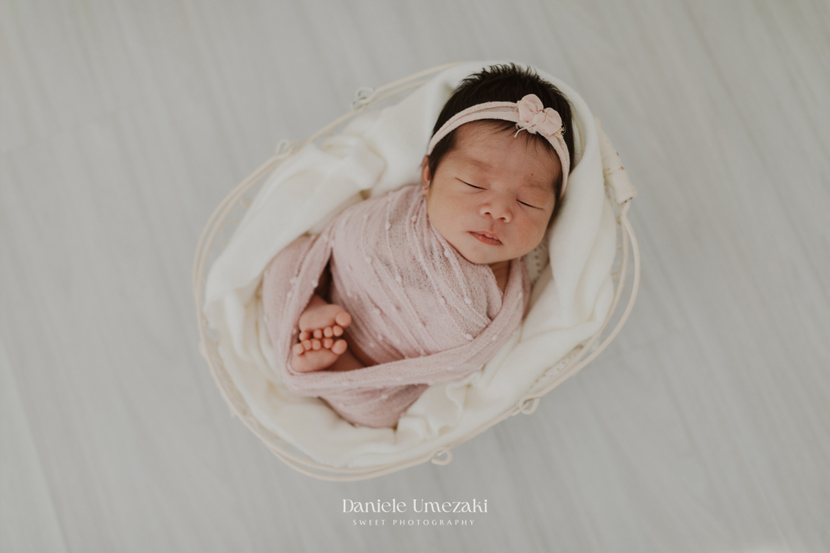 O ensaio newborn da Lívia em Mogi das Cruzes foi feito no estúdio da Dani Umezaki, com luz suave, cuidado, segurança e muito afeto. Um registro delicado dos primeiros dias da bebê, cheio de calma, amor e memórias eternas.