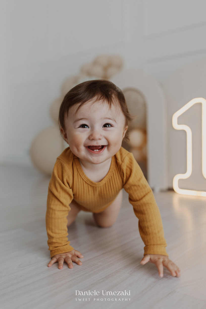 Smash the Cake do Caio — fotografia infantil em Mogi das Cruzes por Dani Umezaki. Um ensaio leve, delicado e cheio de descobertas para celebrar seu primeiro ano de vida
