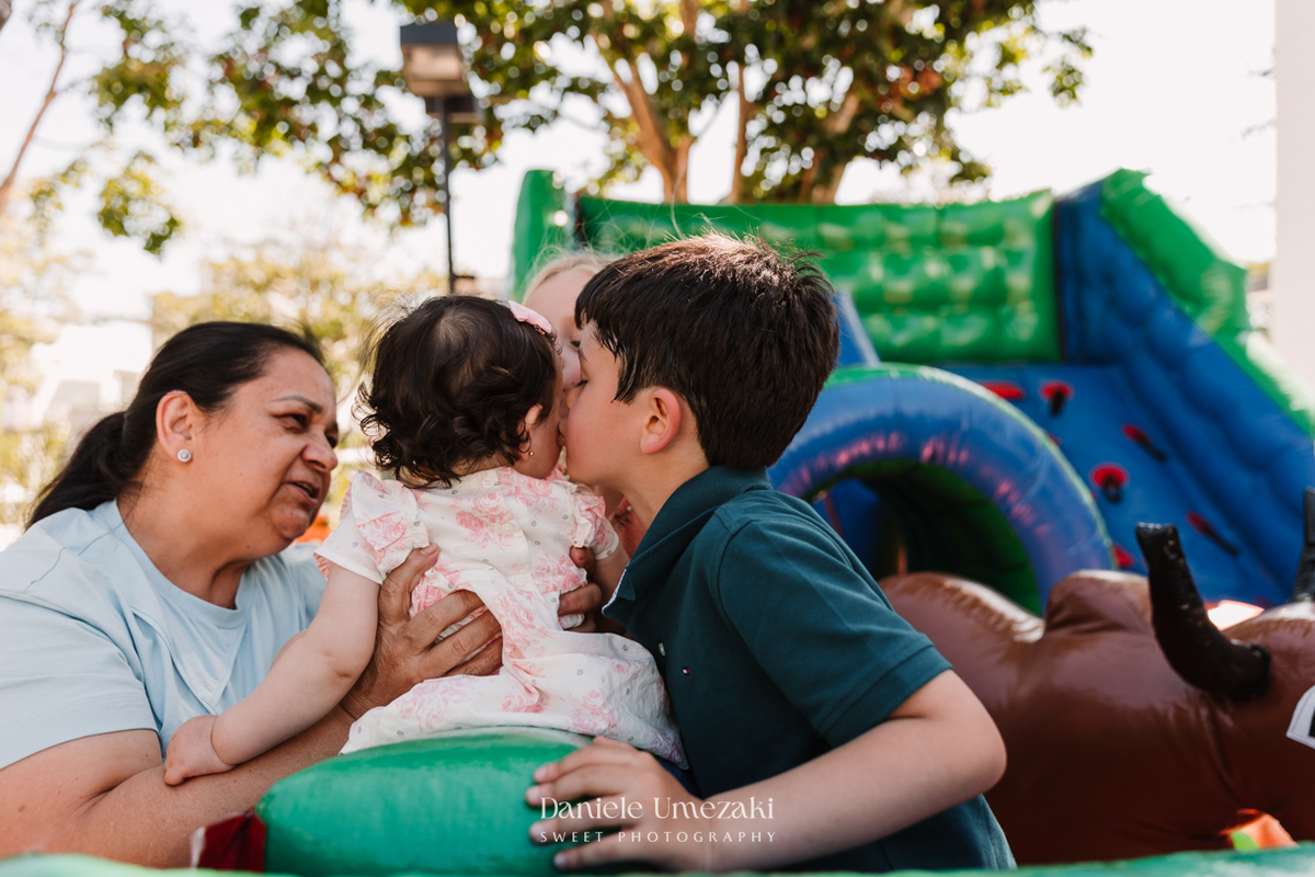 Fotografia de aniversário infantil em Mogi das Cruzes. O aniversário de 1 ano da Chiara foi leve, delicado e cheio de afeto, com decoração da Cerejeira Decora e registros sensíveis que contam a história dessa família com amor.