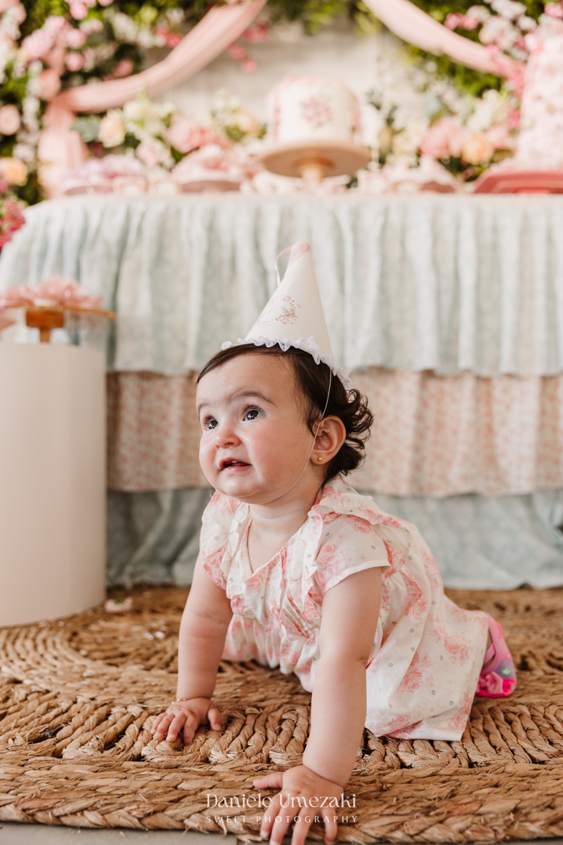 Fotografia de aniversário infantil em Mogi das Cruzes. O aniversário de 1 ano da Chiara foi leve, delicado e cheio de afeto, com decoração da Cerejeira Decora e registros sensíveis que contam a história dessa família com amor.