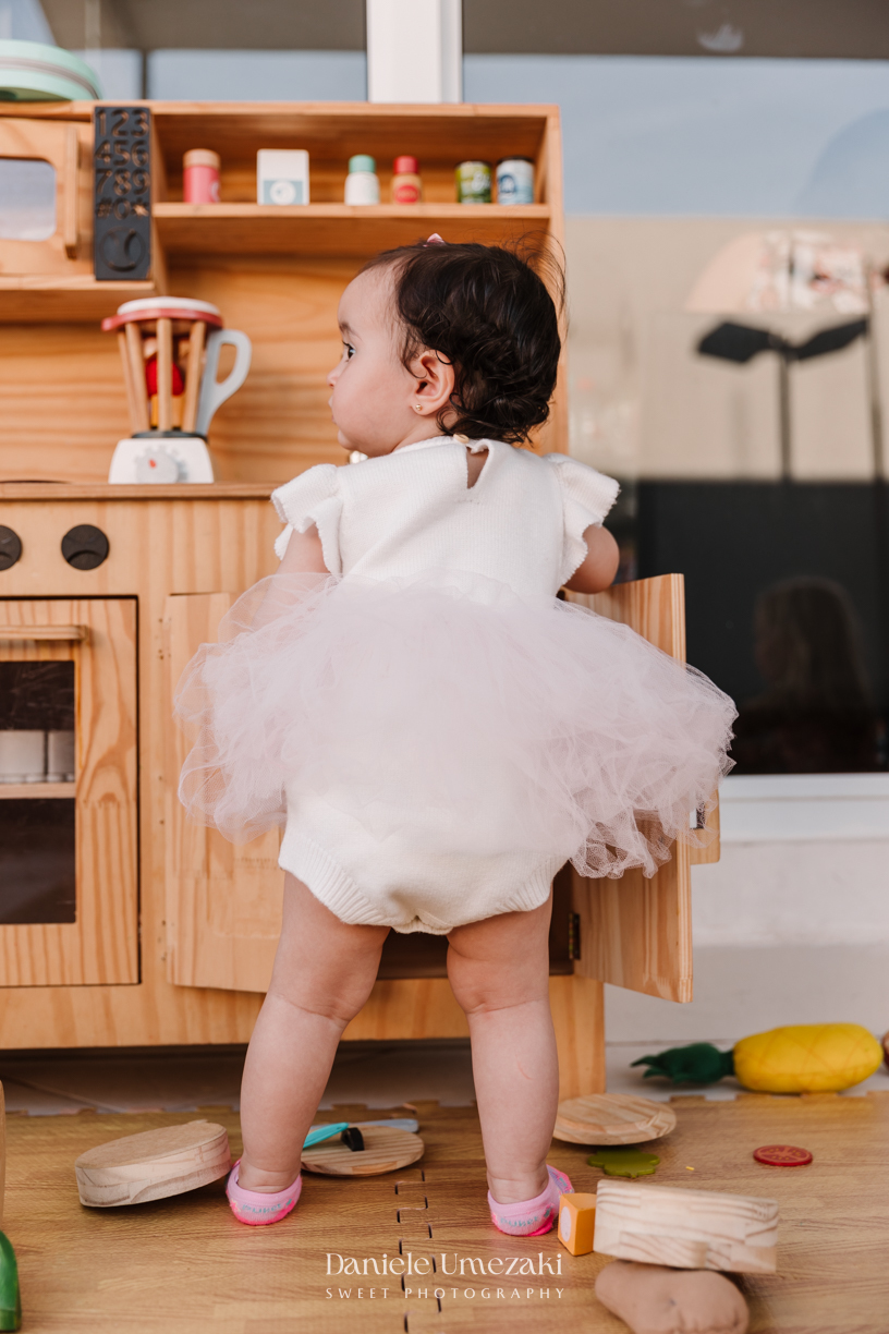 Fotografia de aniversário infantil em Mogi das Cruzes. O aniversário de 1 ano da Chiara foi leve, delicado e cheio de afeto, com decoração da Cerejeira Decora e registros sensíveis que contam a história dessa família com amor.