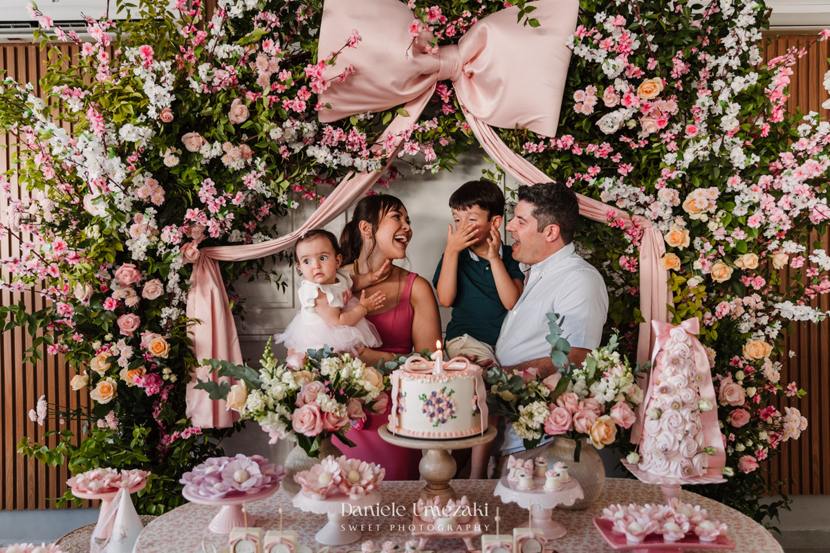Fotografia de aniversário infantil em Mogi das Cruzes. O aniversário de 1 ano da Chiara foi leve, delicado e cheio de afeto, com decoração da Cerejeira Decora e registros sensíveis que contam a história dessa família com amor.
