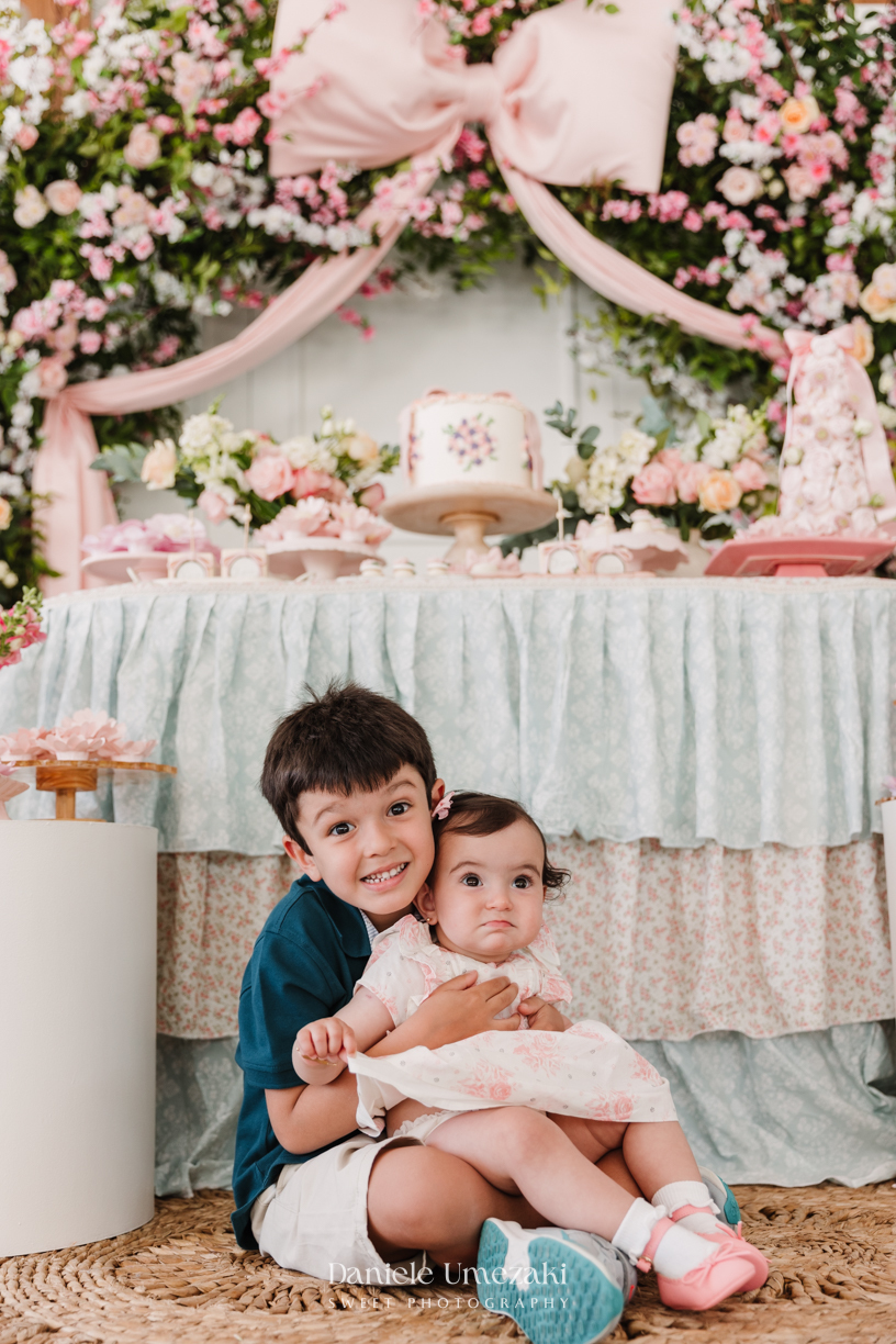 Fotografia de aniversário infantil em Mogi das Cruzes. O aniversário de 1 ano da Chiara foi leve, delicado e cheio de afeto, com decoração da Cerejeira Decora e registros sensíveis que contam a história dessa família com amor.
