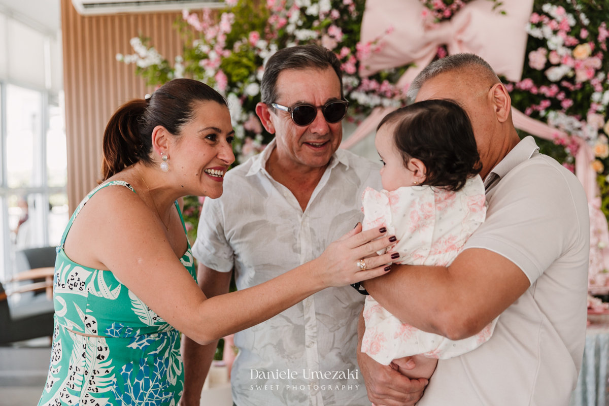 Fotografia de aniversário infantil em Mogi das Cruzes. O aniversário de 1 ano da Chiara foi leve, delicado e cheio de afeto, com decoração da Cerejeira Decora e registros sensíveis que contam a história dessa família com amor.