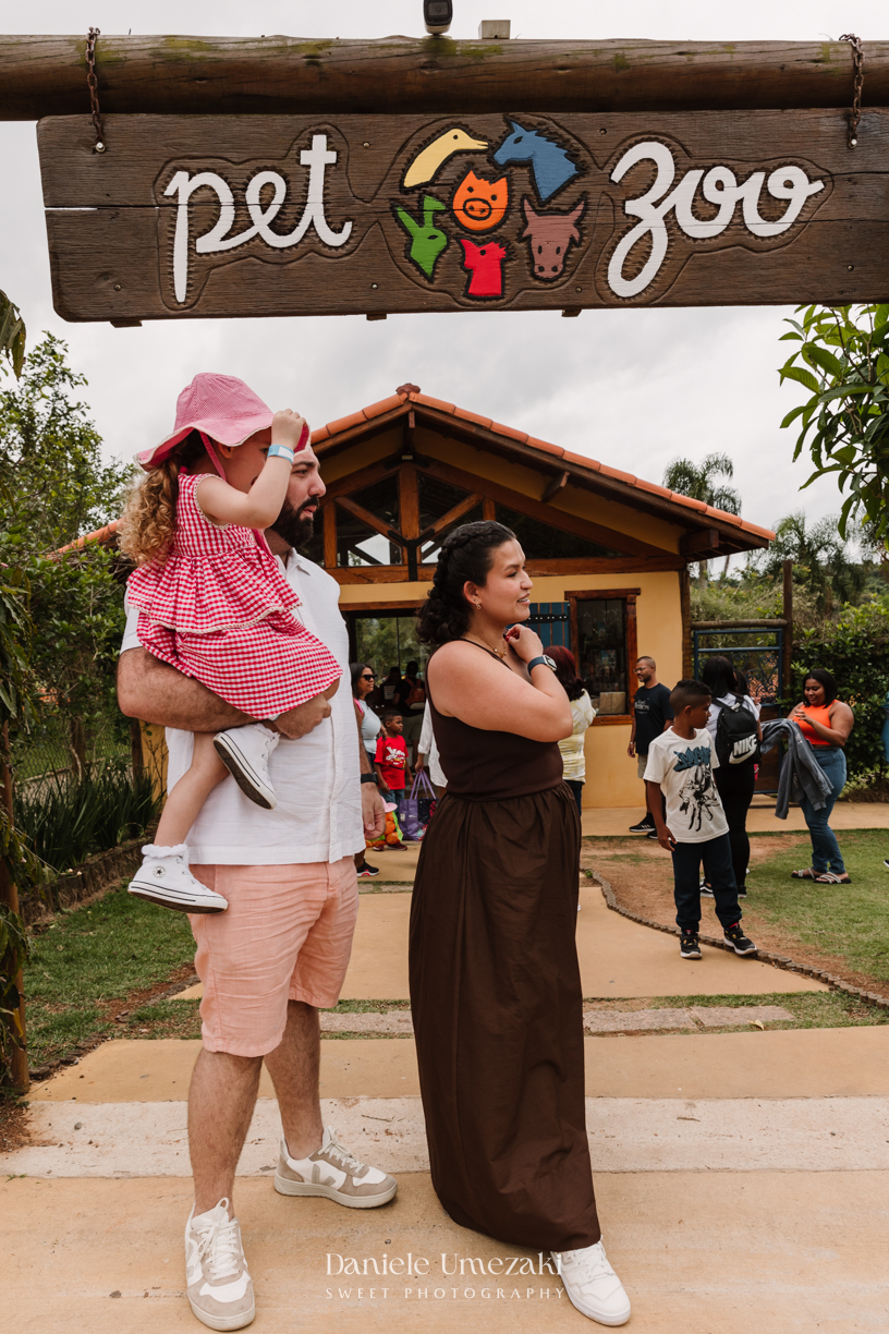 Fotografia do aniversário de 4 anos da Isadora, realizado na Fazendinha Petzoo em Cotia. Festa com tema Fazendinha da Bluey, decoração da Doce de Laço, ambiente ao ar livre e momentos espontâneos registrados com sensibilidade e afeto.