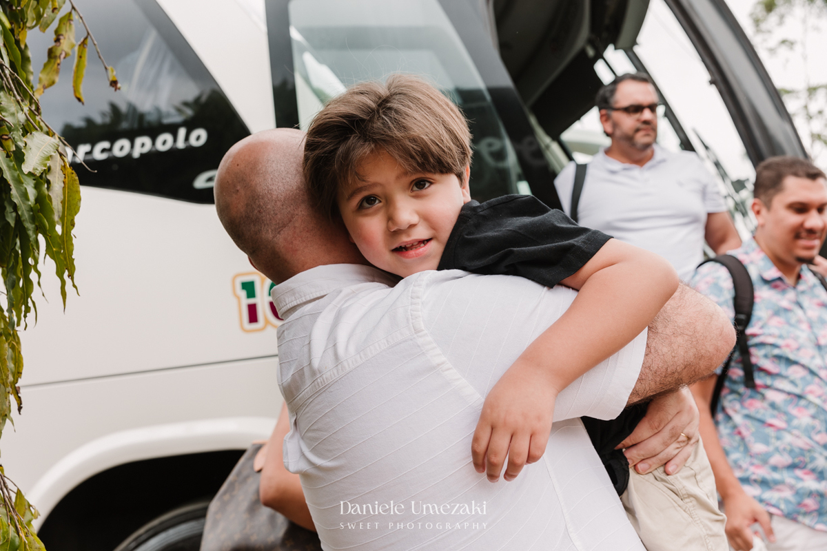 Fotografia do aniversário de 4 anos da Isadora, realizado na Fazendinha Petzoo em Cotia. Festa com tema Fazendinha da Bluey, decoração da Doce de Laço, ambiente ao ar livre e momentos espontâneos registrados com sensibilidade e afeto.
