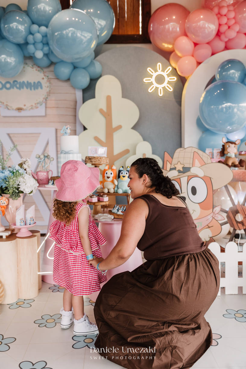 Registro do aniversário de 4 anos da Isadora na Fazendinha Petzoo, em Cotia. Festa ao ar livre com tema Fazendinha da Bluey, decoração da Doce de Laço e muitos momentos de alegria, interação e afeto em família.
