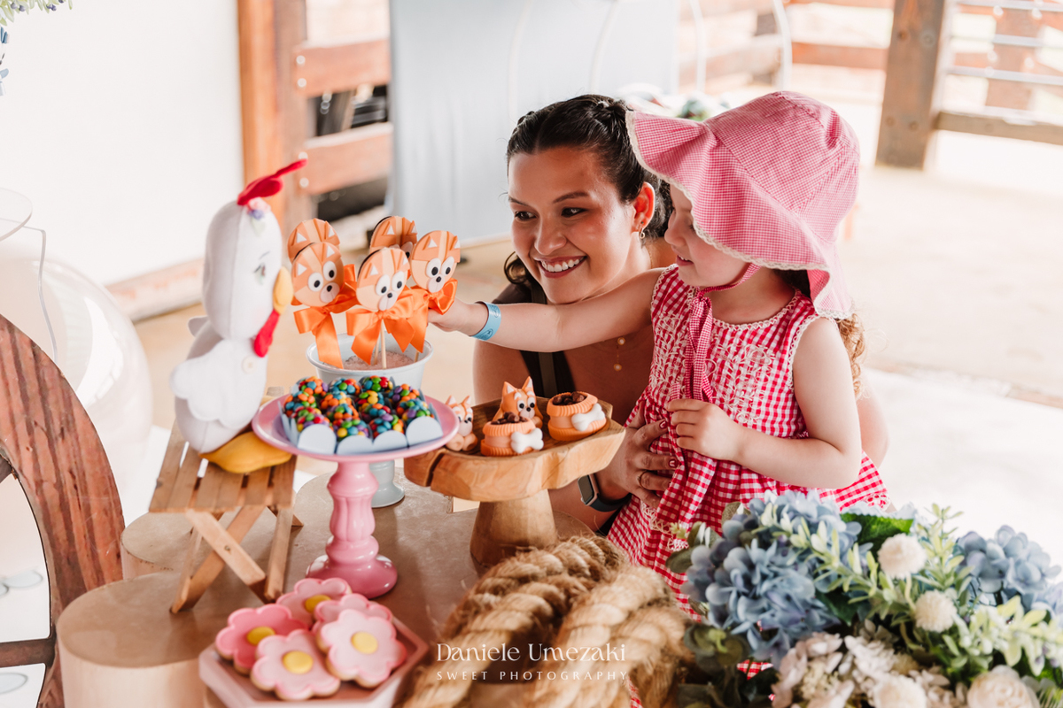Registro do aniversário de 4 anos da Isadora na Fazendinha Petzoo, em Cotia. Festa ao ar livre com tema Fazendinha da Bluey, decoração da Doce de Laço e muitos momentos de alegria, interação e afeto em família.