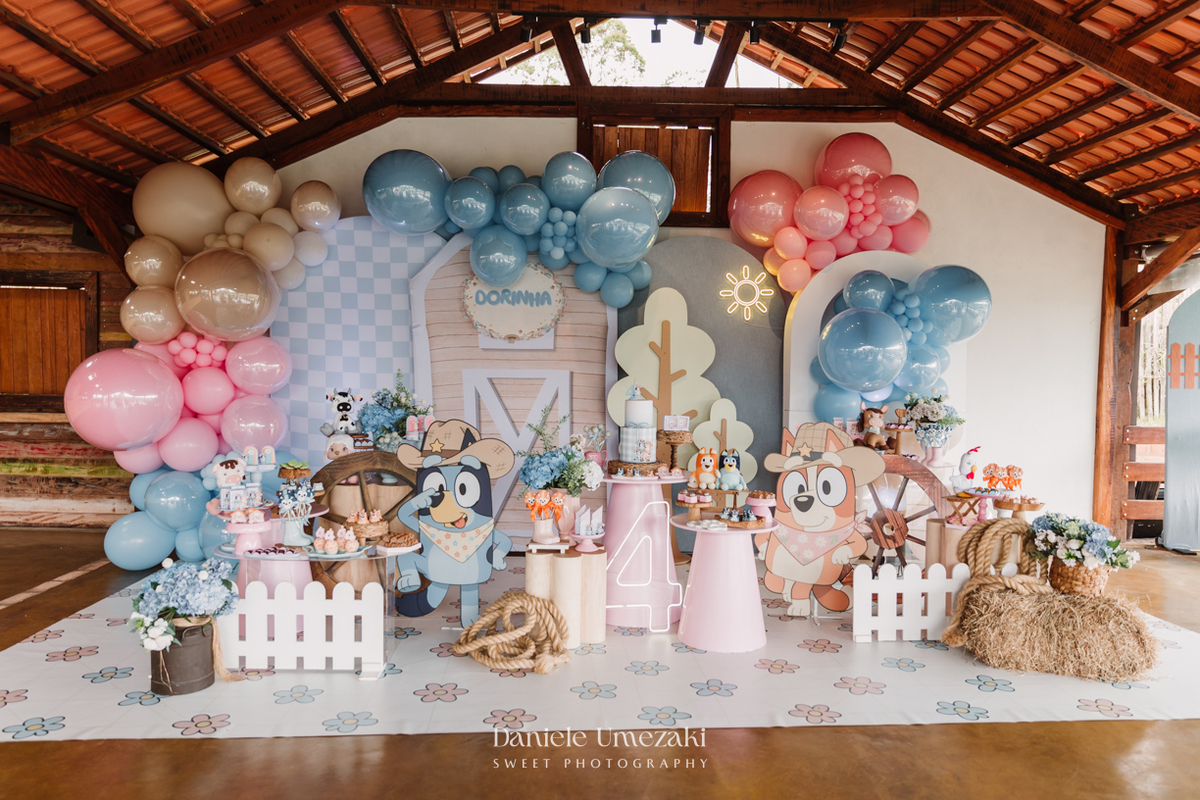 Fotografia do aniversário de 4 anos da Isadora, realizado na Fazendinha Petzoo em Cotia. Festa com tema Fazendinha da Bluey, decoração da Doce de Laço, ambiente ao ar livre e momentos espontâneos registrados com sensibilidade e afeto.