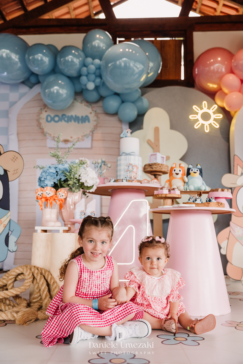 Fotografia do aniversário de 4 anos da Isadora, realizado na Fazendinha Petzoo em Cotia. Festa com tema Fazendinha da Bluey, decoração da Doce de Laço, ambiente ao ar livre e momentos espontâneos registrados com sensibilidade e afeto.