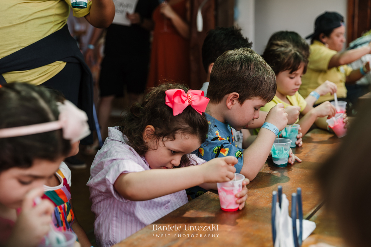 Fotografia do aniversário de 4 anos da Isadora, realizado na Fazendinha Petzoo em Cotia. Festa com tema Fazendinha da Bluey, decoração da Doce de Laço, ambiente ao ar livre e momentos espontâneos registrados com sensibilidade e afeto.