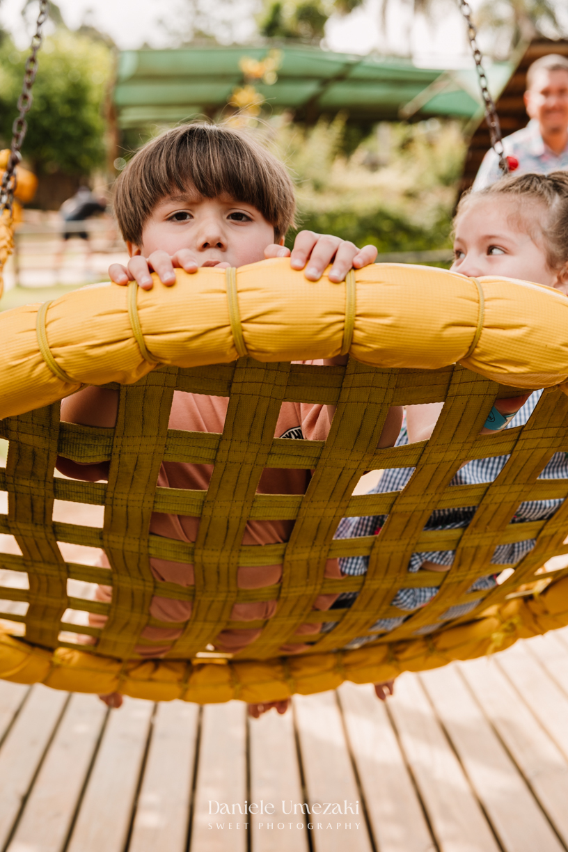 Fotografia do aniversário de 4 anos da Isadora, realizado na Fazendinha Petzoo em Cotia. Festa com tema Fazendinha da Bluey, decoração da Doce de Laço, ambiente ao ar livre e momentos espontâneos registrados com sensibilidade e afeto.