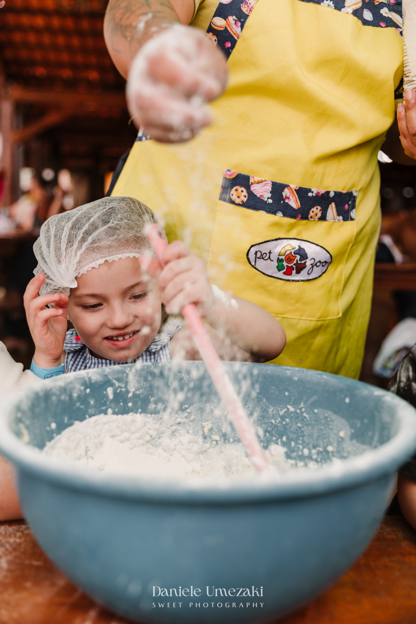 Fotografia do aniversário de 4 anos da Isadora, realizado na Fazendinha Petzoo em Cotia. Festa com tema Fazendinha da Bluey, decoração da Doce de Laço, ambiente ao ar livre e momentos espontâneos registrados com sensibilidade e afeto.