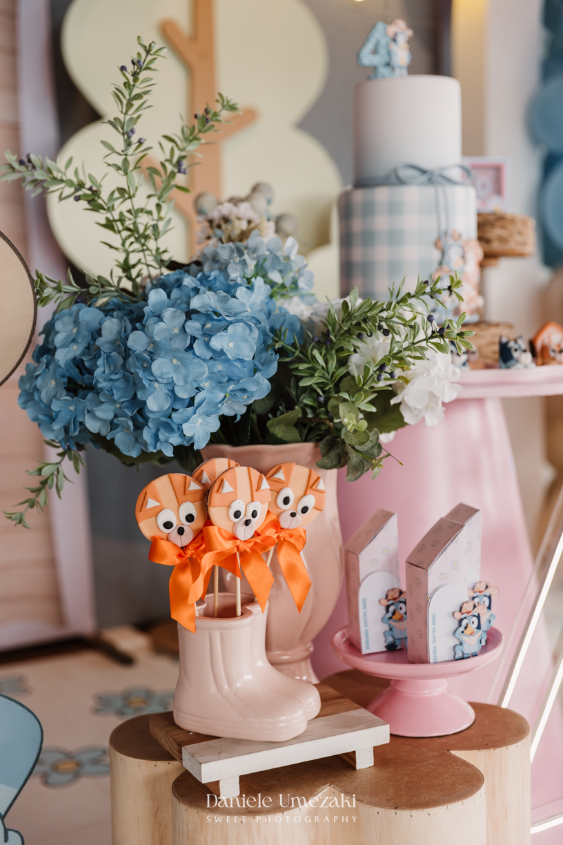 Fotografia do aniversário de 4 anos da Isadora, realizado na Fazendinha Petzoo em Cotia. Festa com tema Fazendinha da Bluey, decoração da Doce de Laço, ambiente ao ar livre e momentos espontâneos registrados com sensibilidade e afeto.