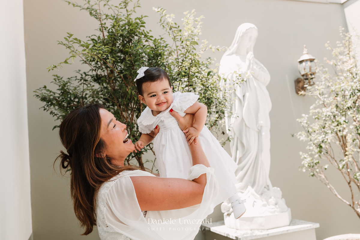 O batizado da Ava aconteceu na Igreja do Socorro, em Mogi das Cruzes, em uma cerimônia delicada e cheia de significado. Após a missa, a família recebeu os convidados para um almoço no salão do prédio, com decoração da Cerejeira Decora e assessoria da SZ.