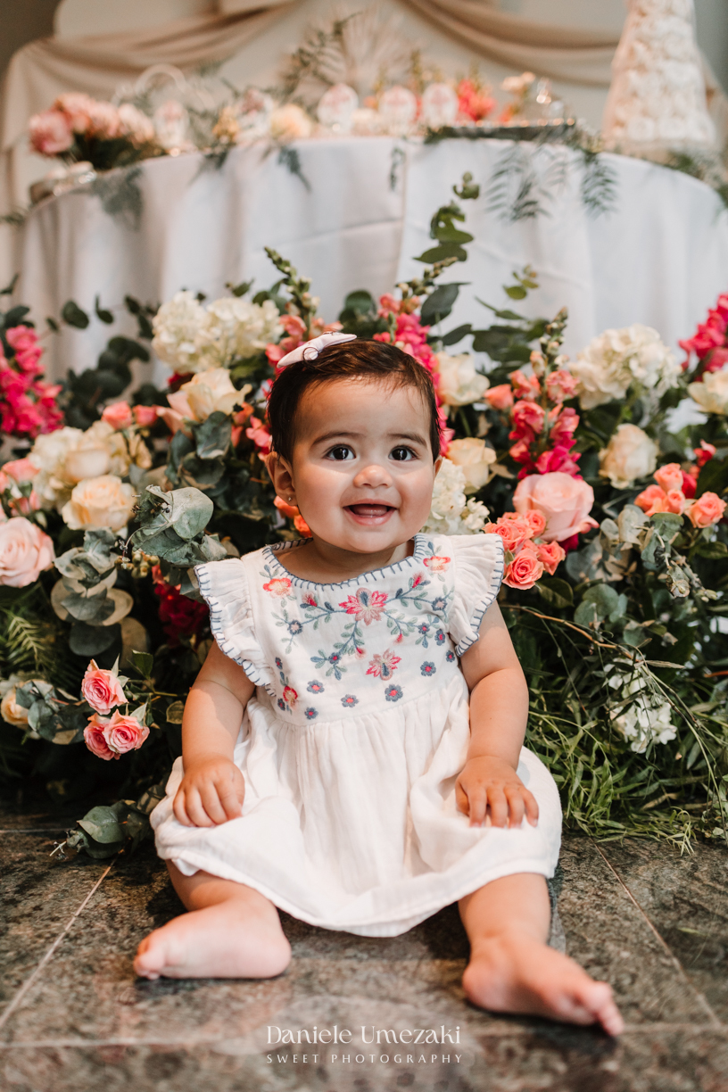 O batizado da Ava aconteceu na Igreja do Socorro, em Mogi das Cruzes, em uma cerimônia delicada e cheia de significado. Após a missa, a família recebeu os convidados para um almoço no salão do prédio, com decoração da Cerejeira Decora e assessoria da SZ.