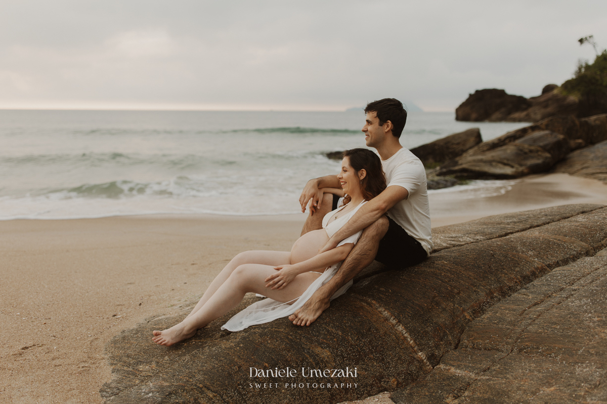 Ensaio gestante na Praia da Juréia, em São Paulo. Bia e Caio viveram um momento leve e verdadeiro à espera do Thomas, com fotos naturais à beira-mar. Também realizo ensaio gestante na Praia da Riviera de São Lourenço.