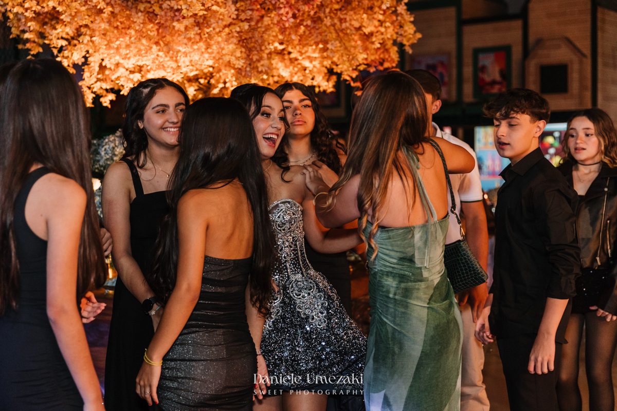 Fotografia de aniversário de 15 anos em Mogi das Cruzes no Buffet Santa Arruaça, com a debutante Ana Luiza celebrando seu momento especial em uma noite elegante, cercada por familiares e amigos, em um ambiente decorado e cheio de emoção