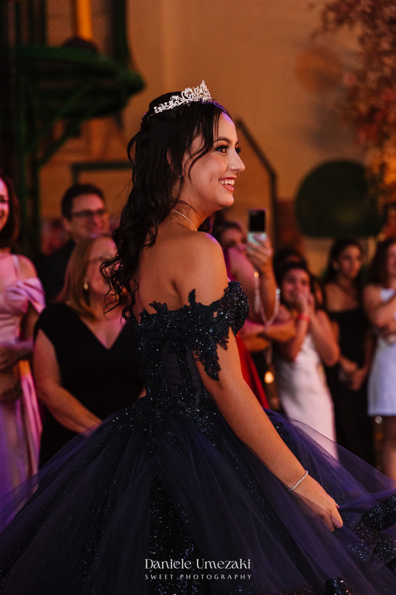 Fotografia de aniversário de 15 anos em Mogi das Cruzes no Buffet Santa Arruaça, com a debutante Ana Luiza celebrando seu momento especial em uma noite elegante, cercada por familiares e amigos, em um ambiente decorado e cheio de emoção