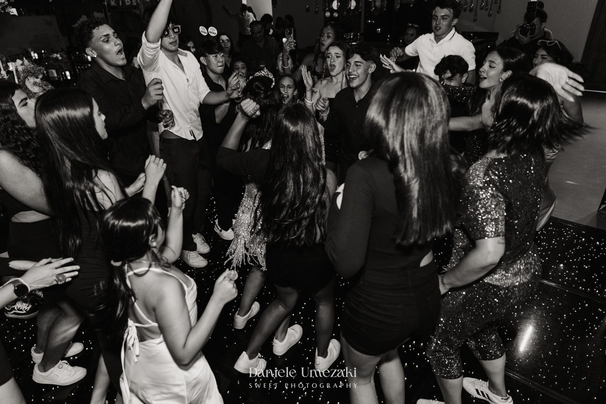 Fotografia de aniversário de 15 anos em Mogi das Cruzes no Buffet Santa Arruaça, com a debutante Ana Luiza celebrando seu momento especial em uma noite elegante, cercada por familiares e amigos, em um ambiente decorado e cheio de emoção