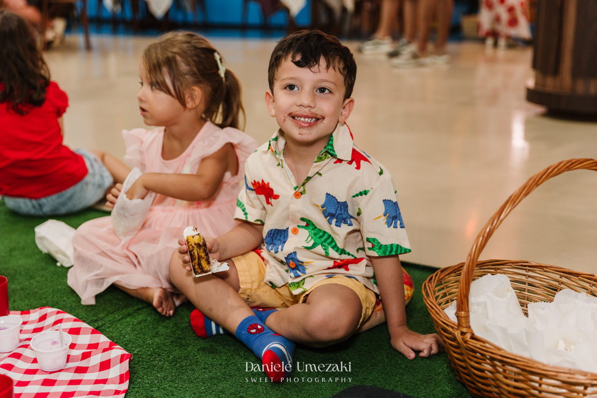 Fotografia de aniversário infantil da Fiorella no Buffet Santa Arruaça de Arujá, com decoração delicada em tons suaves. Registro feito por Dani Umezaki, fotógrafa especializada em fotografia infantil e de família, com olhar leve e afetivo.