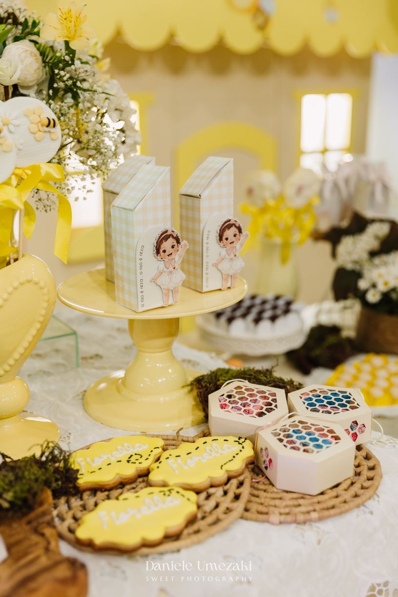 Fotografia de aniversário infantil da Fiorella no Buffet Santa Arruaça de Arujá, com decoração delicada em tons suaves. Registro feito por Dani Umezaki, fotógrafa especializada em fotografia infantil e de família, com olhar leve e afetivo.