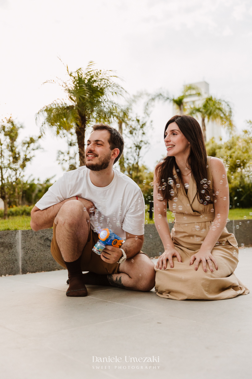 Aurora se divertindo com bolinhas de sabão durante seu aniversário de 2 anos. Fotografia de aniversário infantil em Mogi das Cruzes, com registros espontâneos e afetivos por Dani Umezaki.