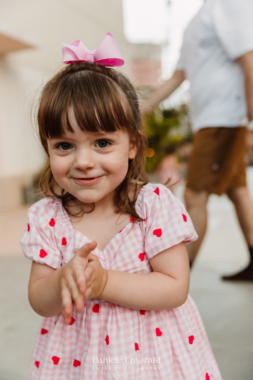 Família reunida celebrando os 2 anos da Aurora em um aniversário leve e cheio de afeto. Fotografia de família e aniversário infantil em Mogi das Cruzes por Dani Umezaki.