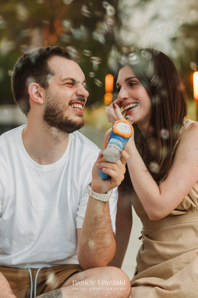Aurora se divertindo com bolinhas de sabão durante seu aniversário de 2 anos. Fotografia de aniversário infantil em Mogi das Cruzes, com registros espontâneos e afetivos por Dani Umezaki.