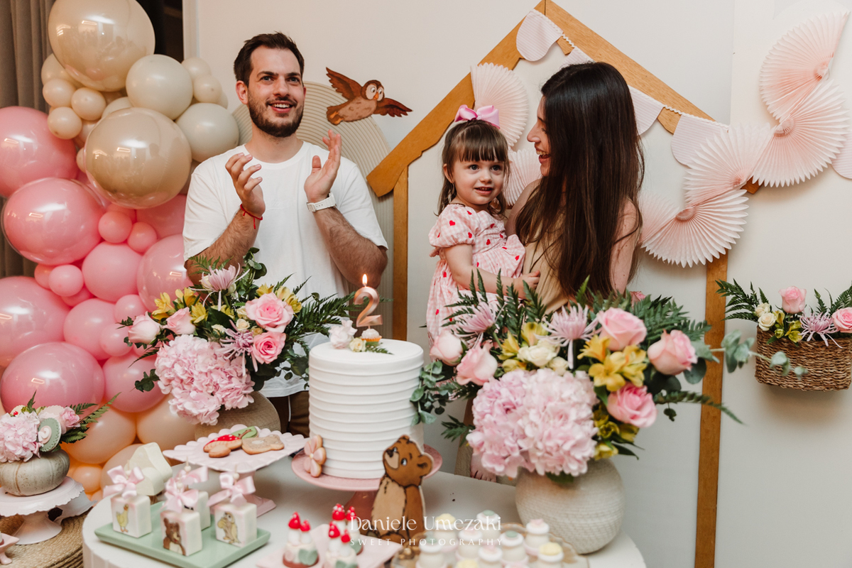 Família reunida celebrando os 2 anos da Aurora em um aniversário leve e cheio de afeto. Fotografia de família e aniversário infantil em Mogi das Cruzes por Dani Umezaki.