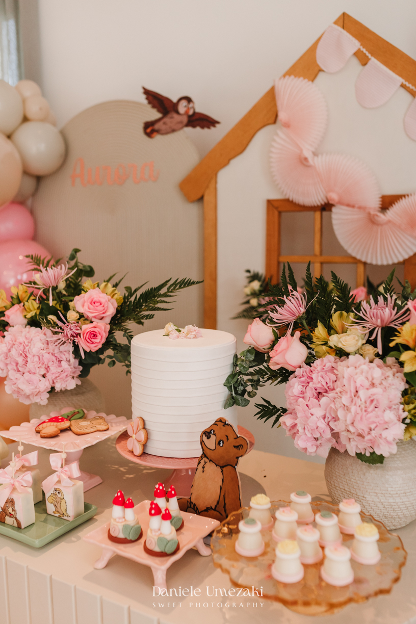 Fotografia de aniversário infantil em Mogi das Cruzes com decoração delicada em tons suaves, pensada para celebrar os 2 anos da Aurora. Registro afetivo da infância por Dani Umezaki.