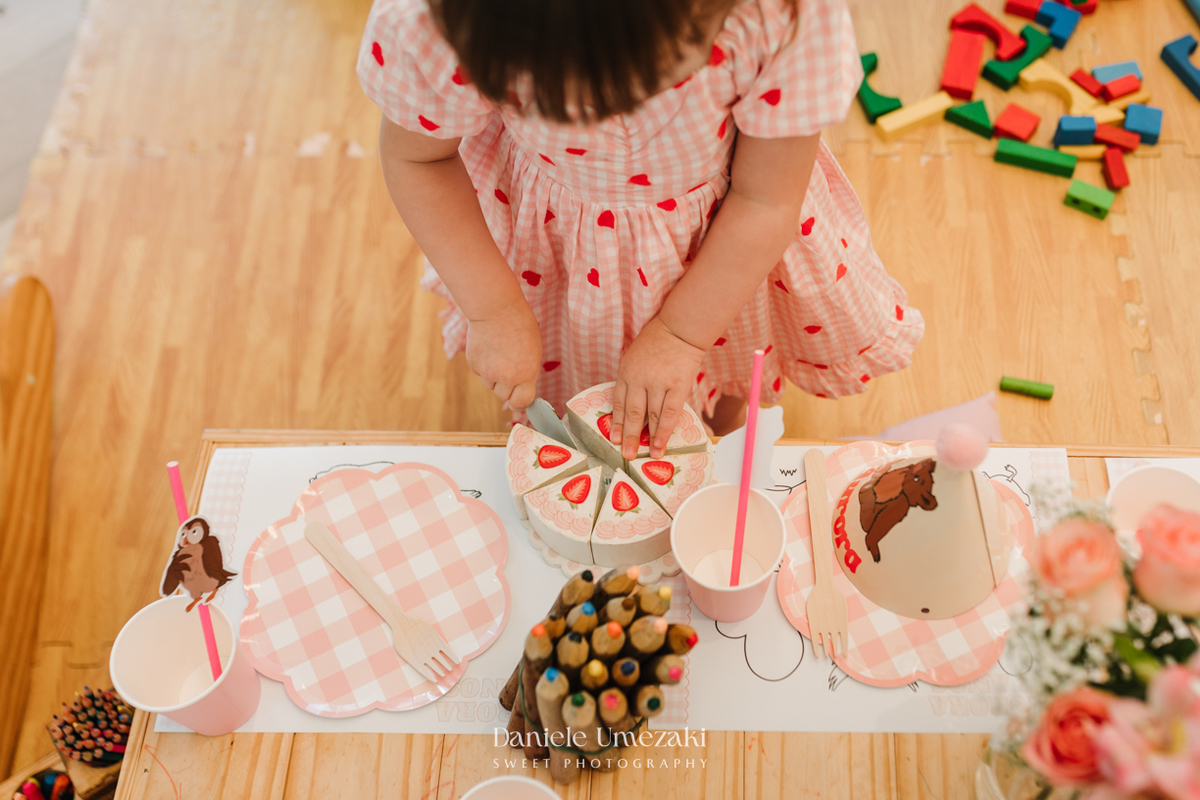 Família reunida celebrando os 2 anos da Aurora em um aniversário leve e cheio de afeto. Fotografia de família e aniversário infantil em Mogi das Cruzes por Dani Umezaki.