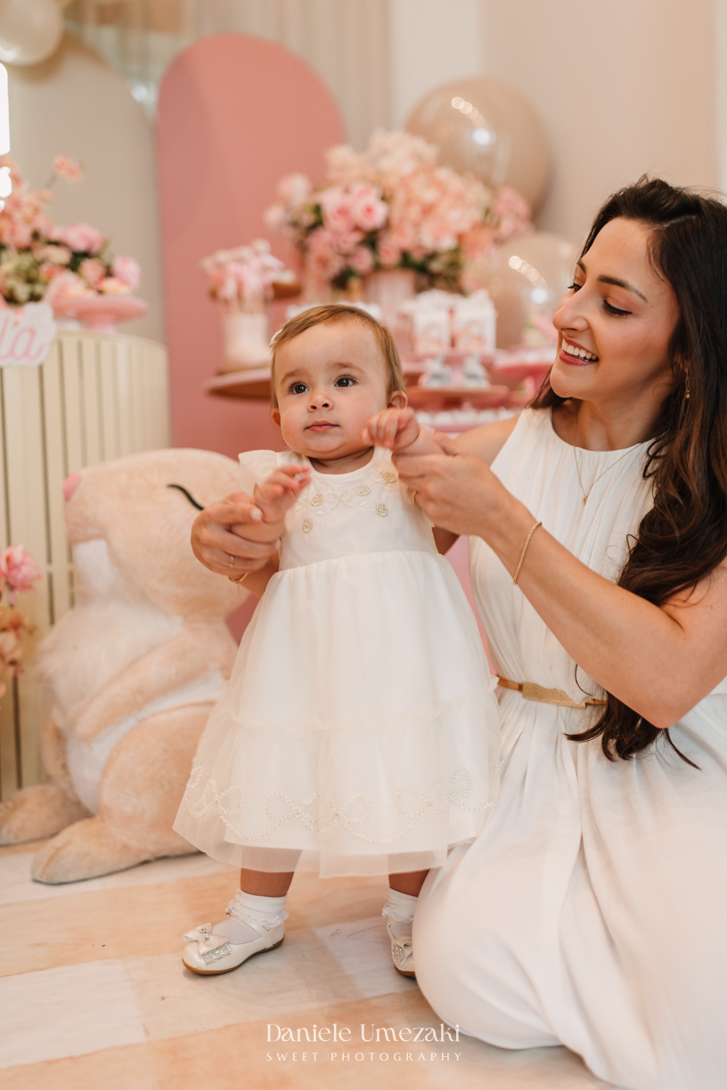 Fotografia de aniversário infantil em Mogi das Cruzes, primeiro aninho da Manu em uma celebração delicada e cheia de amor. Um dia especial no salão do condomínio, com decoração suave e momentos espontâneos da infância, fotografados por Dani Umezaki.