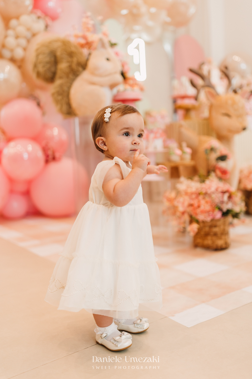Fotografia de aniversário infantil em Mogi das Cruzes, primeiro aninho da Manu em uma celebração delicada e cheia de amor. Um dia especial no salão do condomínio, com decoração suave e momentos espontâneos da infância, fotografados por Dani Umezaki.