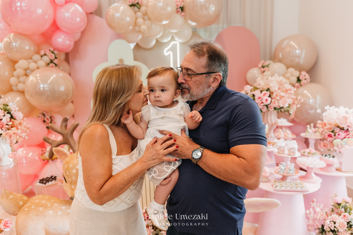 Fotografia de aniversário infantil em Mogi das Cruzes, primeiro aninho da Manu em uma celebração delicada e cheia de amor. Um dia especial no salão do condomínio, com decoração suave e momentos espontâneos da infância, fotografados por Dani Umezaki.