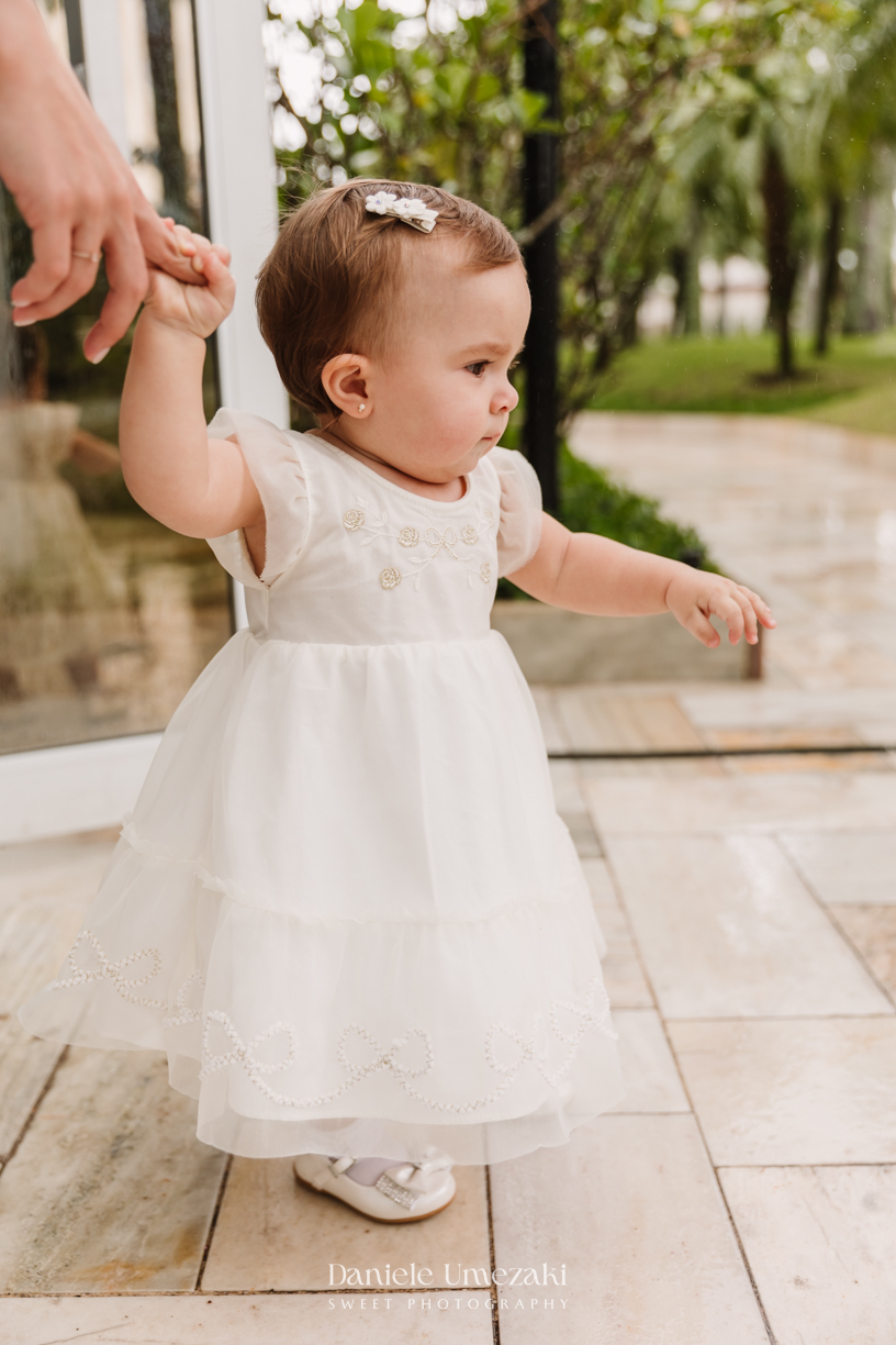 Fotografia de aniversário infantil em Mogi das Cruzes, primeiro aninho da Manu em uma celebração delicada e cheia de amor. Um dia especial no salão do condomínio, com decoração suave e momentos espontâneos da infância, fotografados por Dani Umezaki.