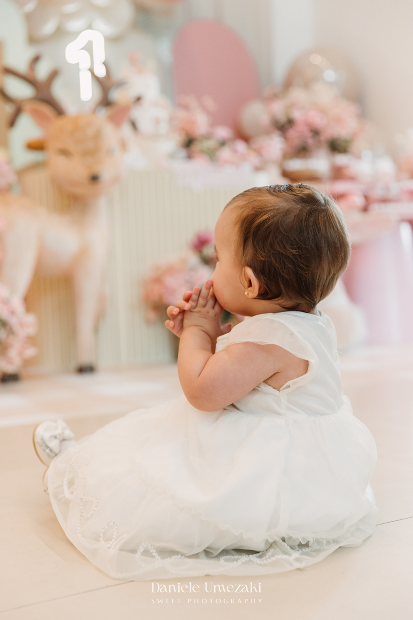 Fotografia de aniversário infantil em Mogi das Cruzes, primeiro aninho da Manu em uma celebração delicada e cheia de amor. Um dia especial no salão do condomínio, com decoração suave e momentos espontâneos da infância, fotografados por Dani Umezaki.